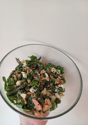 Салат зі спаржевою квасолею та копченим лососем