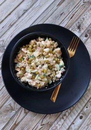 Салат з яйцем, огірком і тунцем