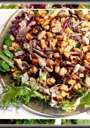 Салат з язиком, сиром чедер, арахісом та соусом Теріякі