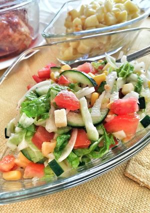 Салат зі свіжих овочів з сиром та кукурудзою