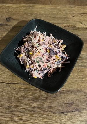 Салат зі свіжої червоної й білої капусти з морквою