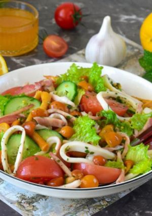 Салат зі смаженими кальмарами