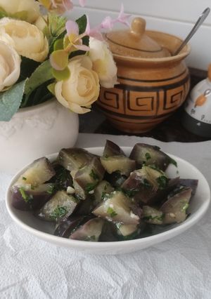 Салат из баклажанов с чесноком и зеленью