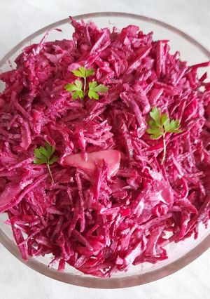 Салат из квашеной капусты со свеклой