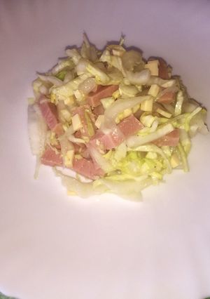 Салат из пекинской капусты с сыром и ветчиной