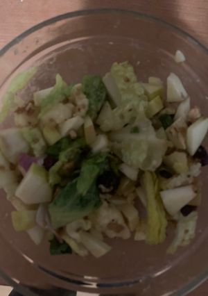 Салат из бри с яблоками и клюквой