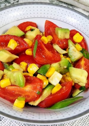 Салат из авокадо с кукурузой и помидорами черри