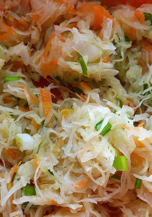 Салат из квашеной капусты