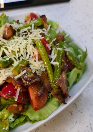 Салат зі спаржею і беконом