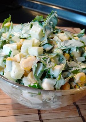 Салат зі щавлем, огірком та кукурудзою