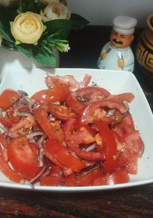 Салат из помидоров и лука