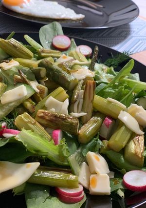Салат зі спаржею, редисом і плавленим сиром