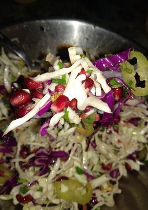 Салат из капусты с орехами и гранатом