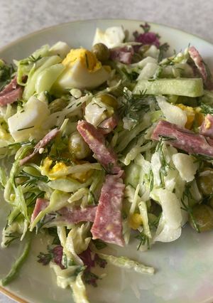 Салат из капусты с колбасой