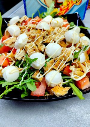 Салат из рукколы и куриного филе