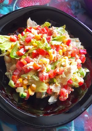 Салат из сезонных овощей и тунца