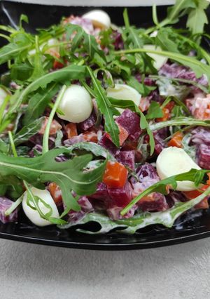 Салат из свеклы, рукколы и моцареллы