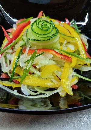 Салат из свежих овощей и маринованного лука