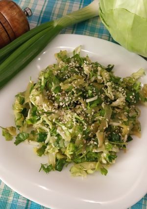 Салат из свежей и тушёной капусты