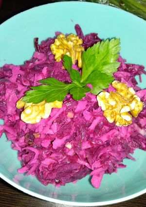 Салат из свеклы и яблока с изюмом