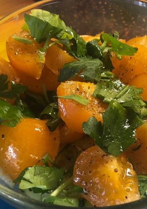 Салат из помидоров черри и огурца