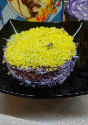 Салат из синей капусты с яйцом и кунжутом