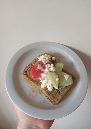 Салат із домашнього сиру та овочів