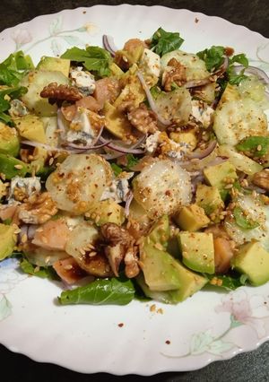 Салат лососем и овощами