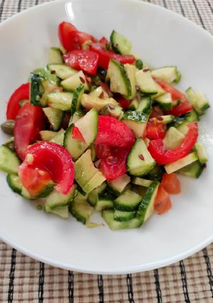 Салат на скорую руку с овощами, каперсами, лососем и авокадо