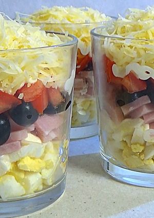 Салат на праздник в порционных стаканах