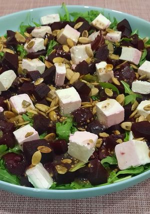 Салат із буряка, бринзи, гарбузового насіння