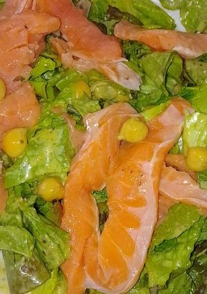 Салат із слабосоленим лососем із заправкою із кокосового молока та соусу песто