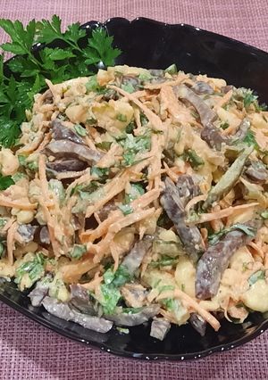 Салат із свинячих нирок з овочами