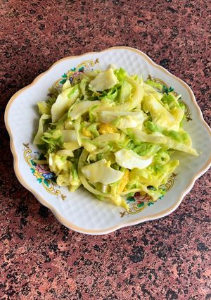 Салат із молодої капусти, курячих яєць і цибулі маринованої