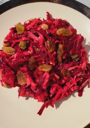 Салат із солодким буряком і соковитими яблуками