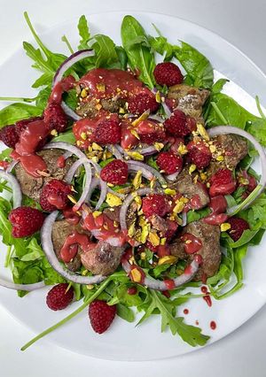 Салат із малиною та печінкою