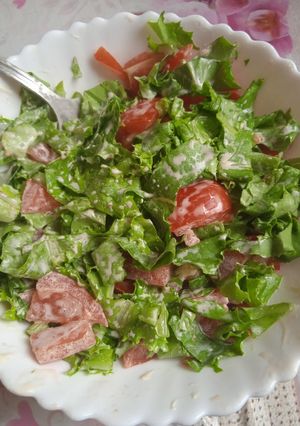 Салат із помідорів та листків салату