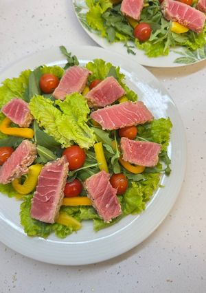 Салат із свіжим (мороженим) тунцем