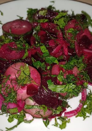 Свекольный салат с огурцами