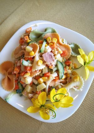 Салат із тунцем, макаронами, кукурудзою