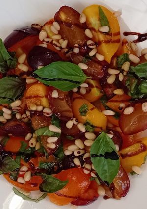 Салат із сливами, помідорами та кедровими горішками