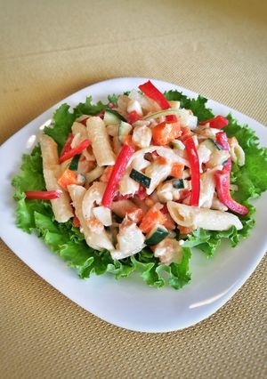 Салат із тунцем, макаронами, яйцем, солодким перцем