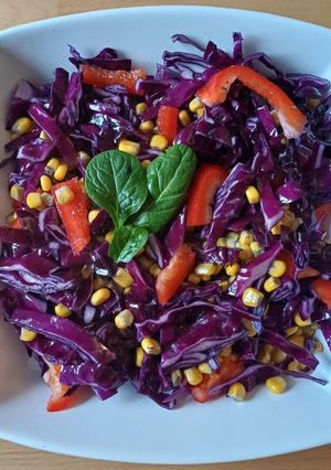 Смачний вітамінний салат з червоної капусти