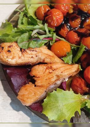 Смажена сьомга з томатами чері та листям салату