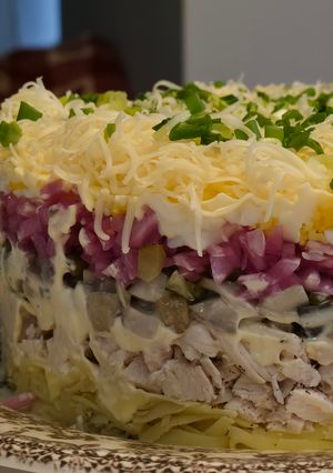 Святковий салат із консервованими білими грибами