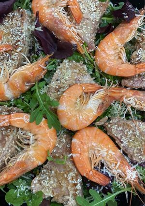 Святковий салат з тунцем і креветками