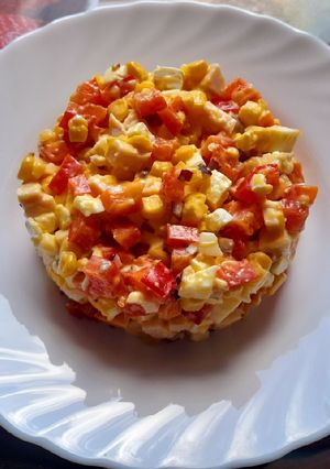 Ситний весняний салат з перцю, курки та фети