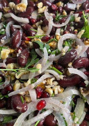 Ситний салатик з квасолею та гранатом