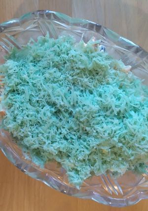 Святковий салат з куркою, грушею та яблуком