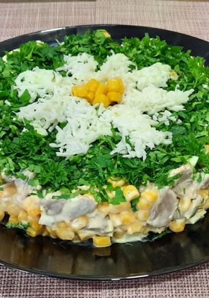 Ситний салат з курячими шлунками, яйцями та кукурудзою